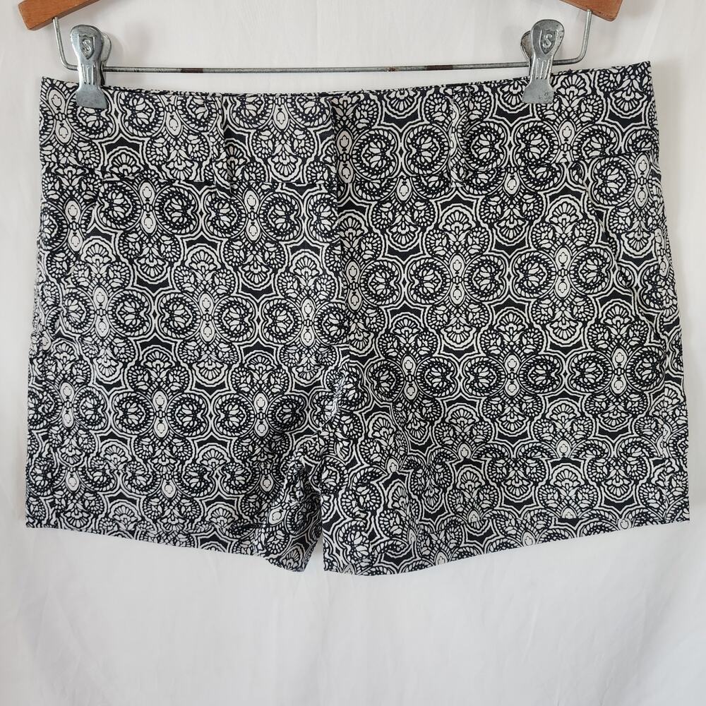 7th Avenue Black and White Cargo Walking Shorts‎ 3 inch inseam Size 6